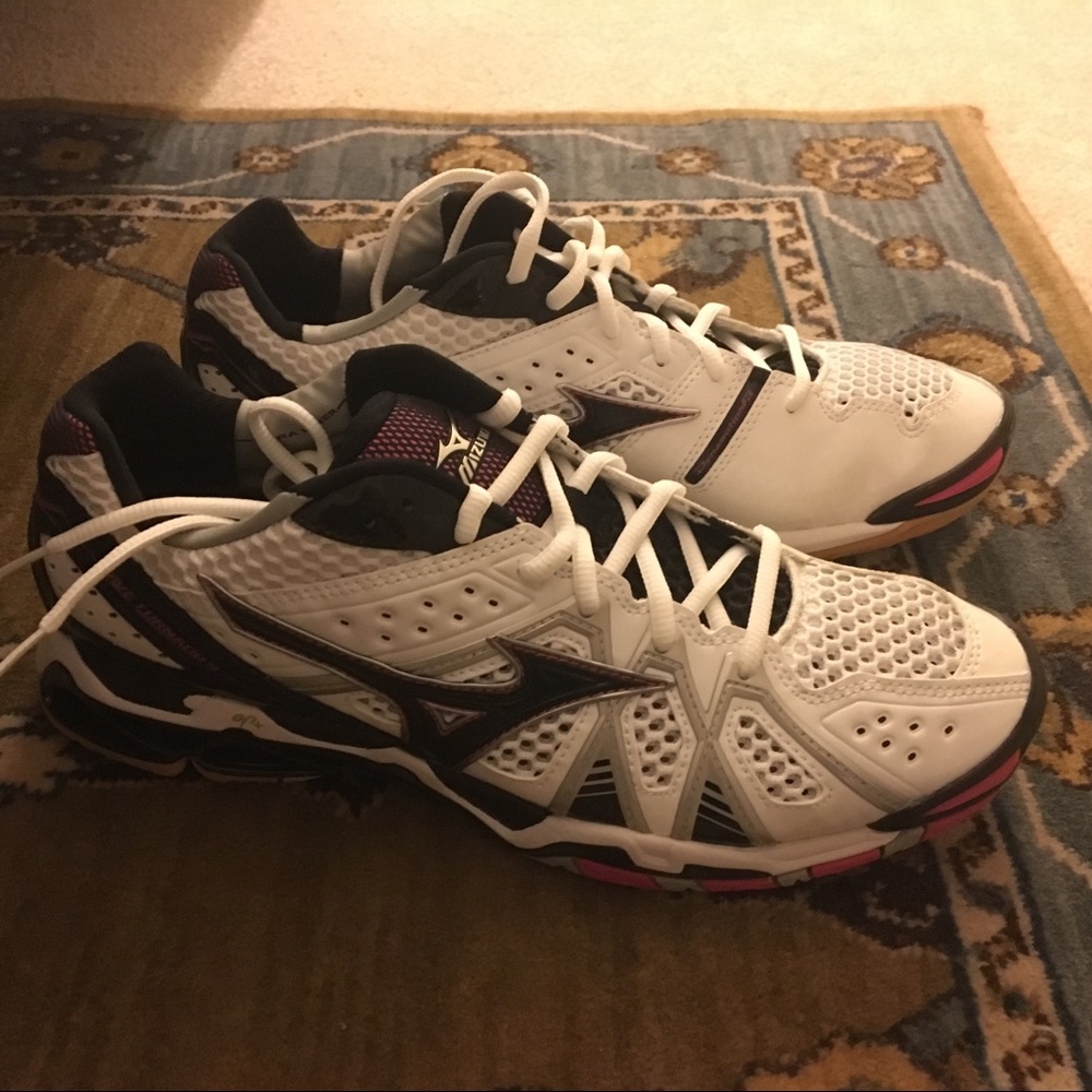 SOLD - Mizuno Wave Tornado 9 Volleyball Shoe, size 12